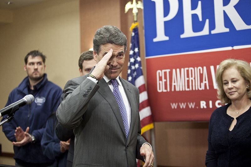 Perry anuncia que abandona la carrera republicana y apoya la candidatura de Gingrich