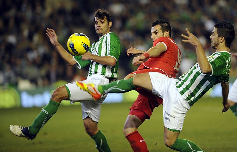 Betis y Sevilla firman tablas en un derbi de altura