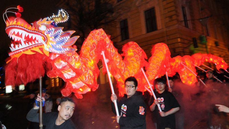La cultura china despide el año del conejo y recibe con alegría el del dragón