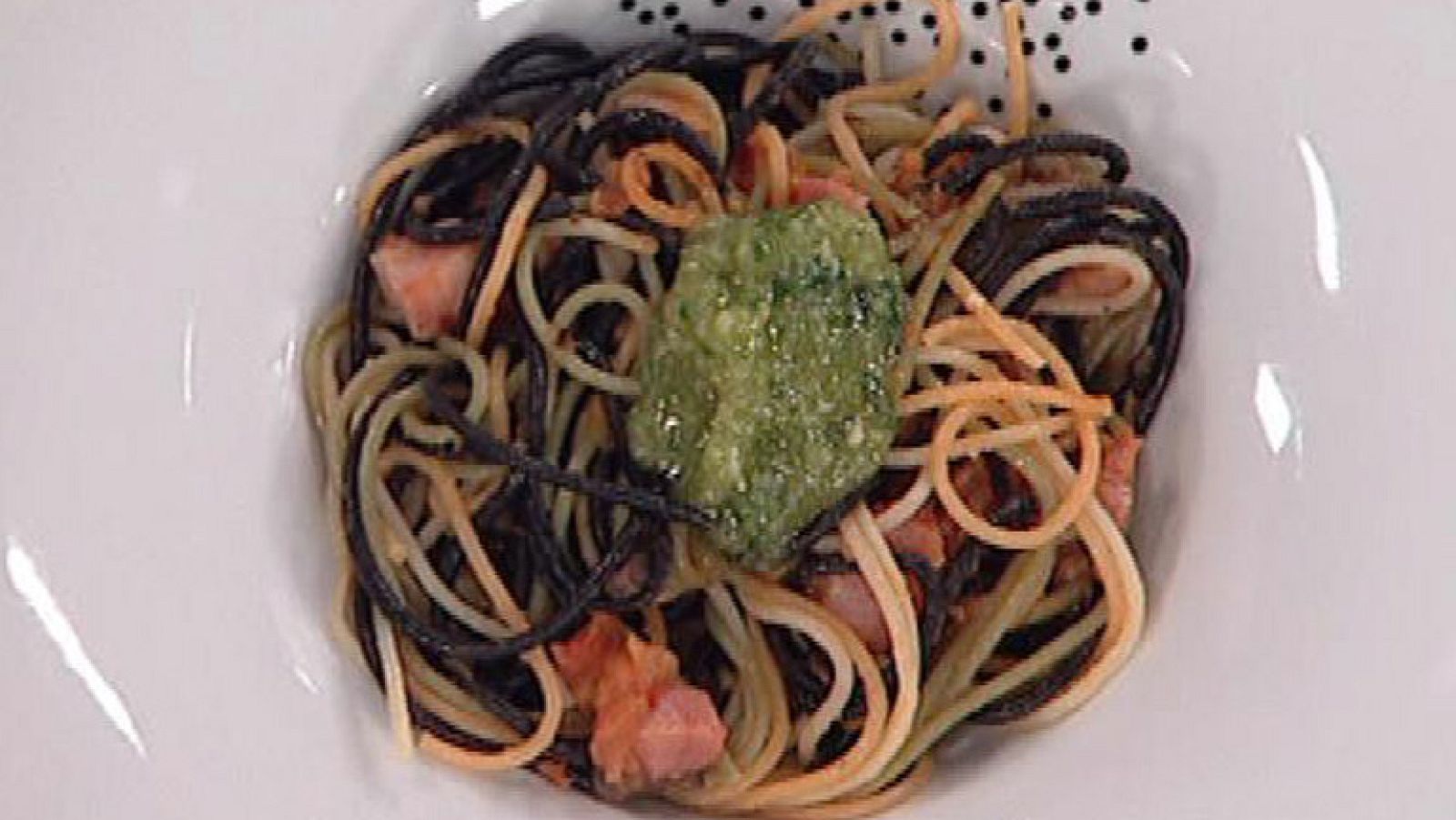 Saber cocinar - Spaguetti salteados con verduras y salsa de albahaca y polvo de jamón - 24/01/12 - RTVE Cocina | Ver