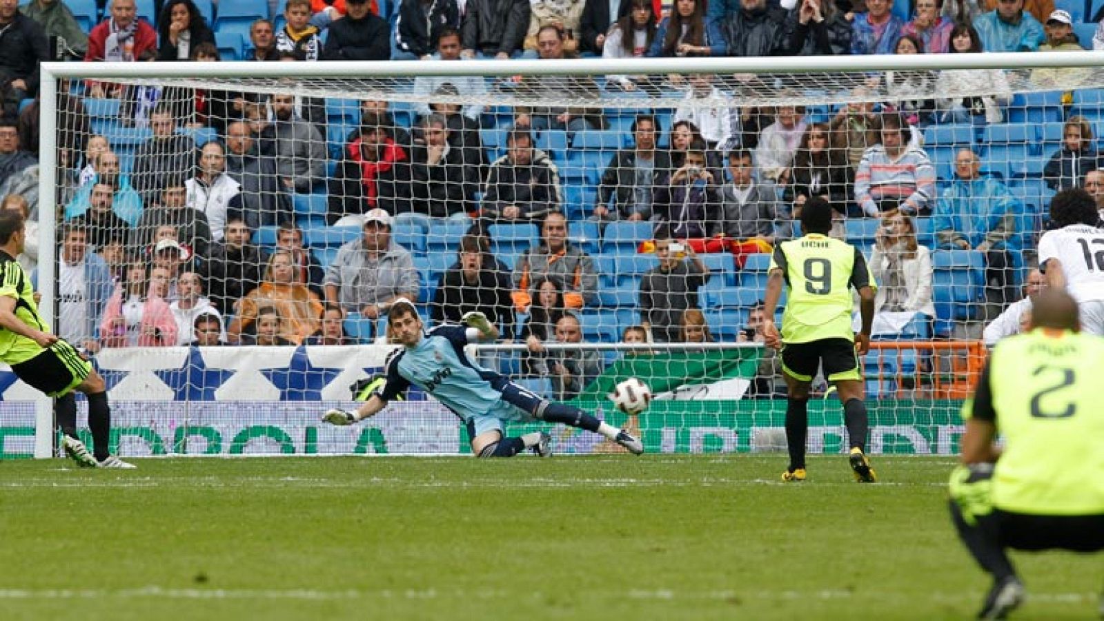 El Real Madrid llega al Bernabéu sin complejos. Se juega los 3 puntos con un Zaragoza deprimido y en el último puesto de la Liga. Pero el ahora colista se llevó los mismos puntos, y por goleada, el año pasado.
