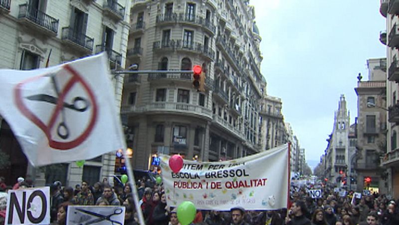 Miles de personas se manifiestan en Barcelona contra los recortes