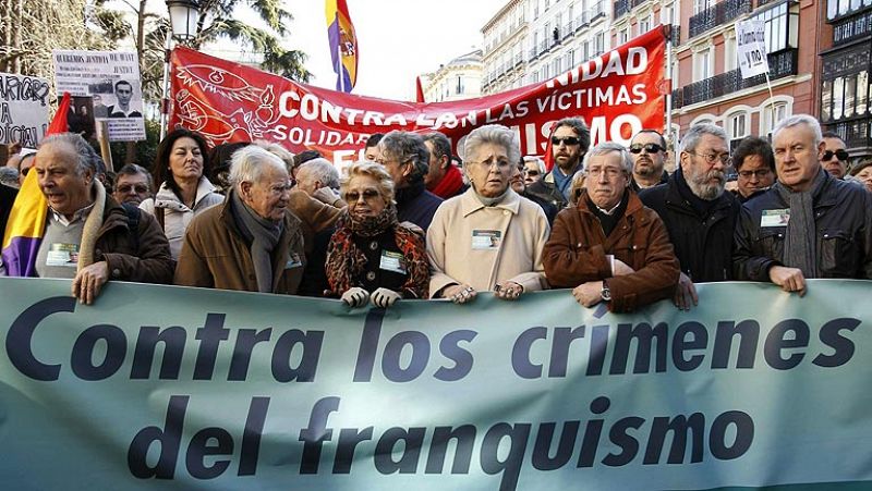 Políticos, sindicalistas y artistas se manifiestan en apoyo de Garzón en Madrid