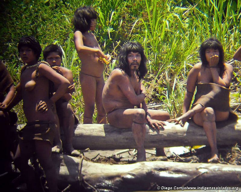 Un español logra fotografiar en detalle a una tribu aislada del Amazonas