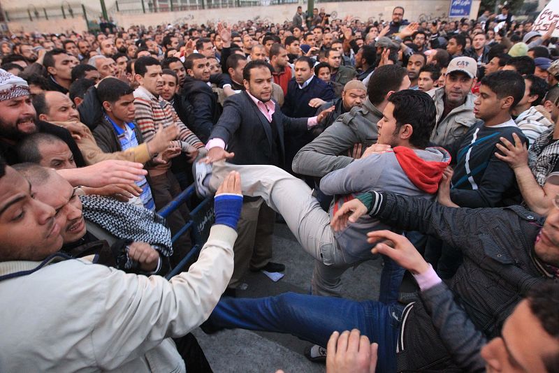 Miles de egipcios protestan ante el Parlamento para forzar que la Junta Militar traspase el poder