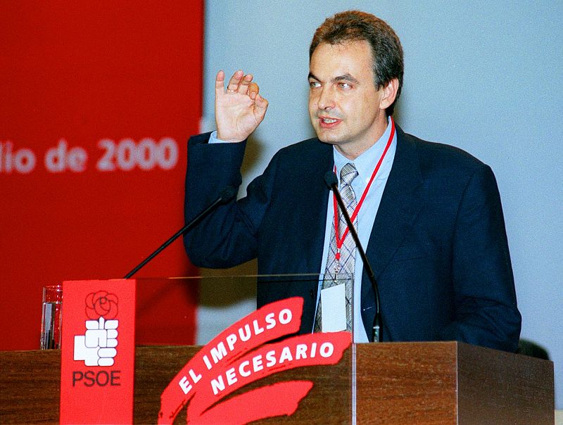 "Elegid lo que os ilusione", dijo Zapatero en 2000 para triunfar en los históricos congresos del PSOE