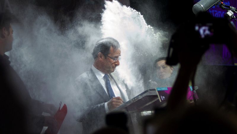 Hollande, cubierto de harina por una mujer francesa "desesperanzada" con los socialistas