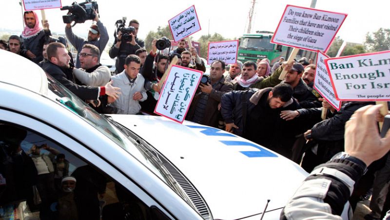 Manifestantes palestinos lanzan zapatos en Gaza contra el vehículo de Ban Ki moon