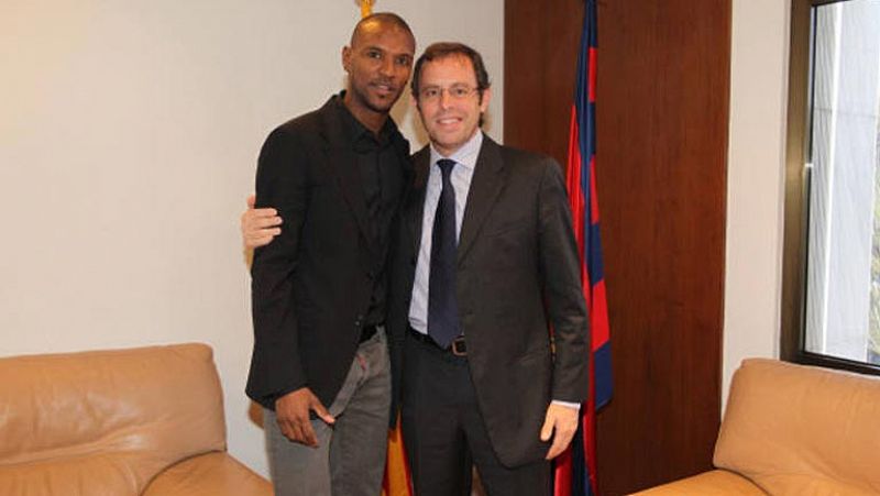 Abidal firma con el Barça hasta junio de 2013