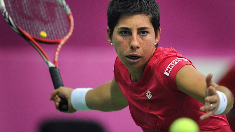 Sharápova y Kuznetsova ponen a España contra las cuerdas