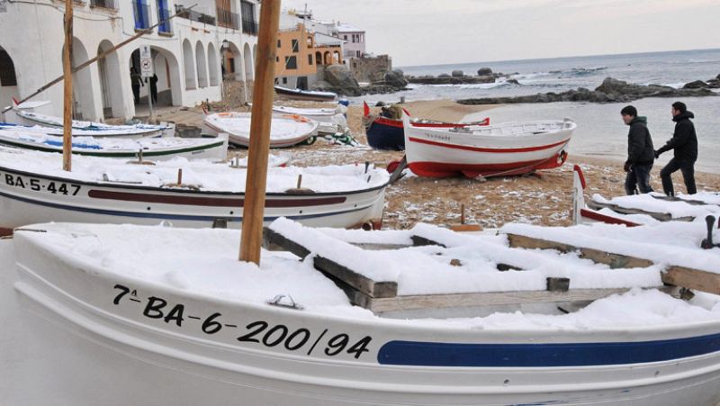 La nieve caída en España causa problemas en el tráfico y en el suministro de luz