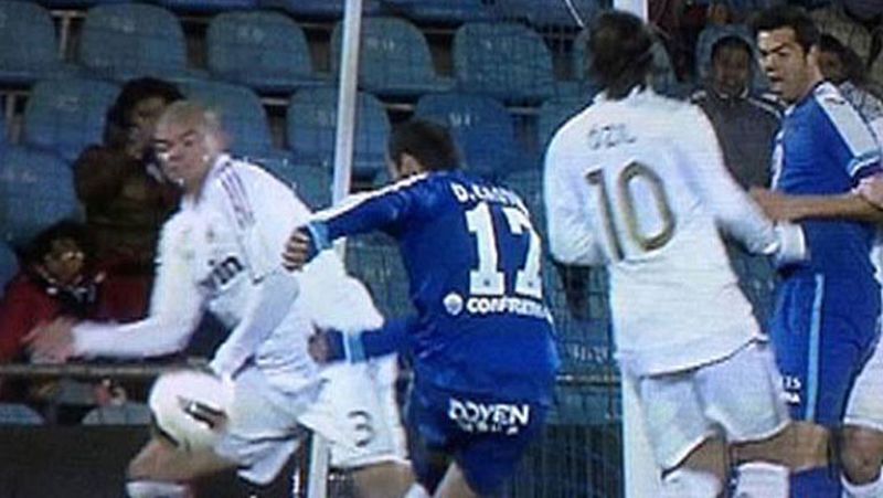 Pepe finge recibir un balonazo tras hacer un penalti con la mano