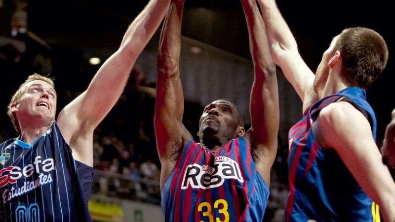 El Estudiantes hace sufrir mucho al Barcelona