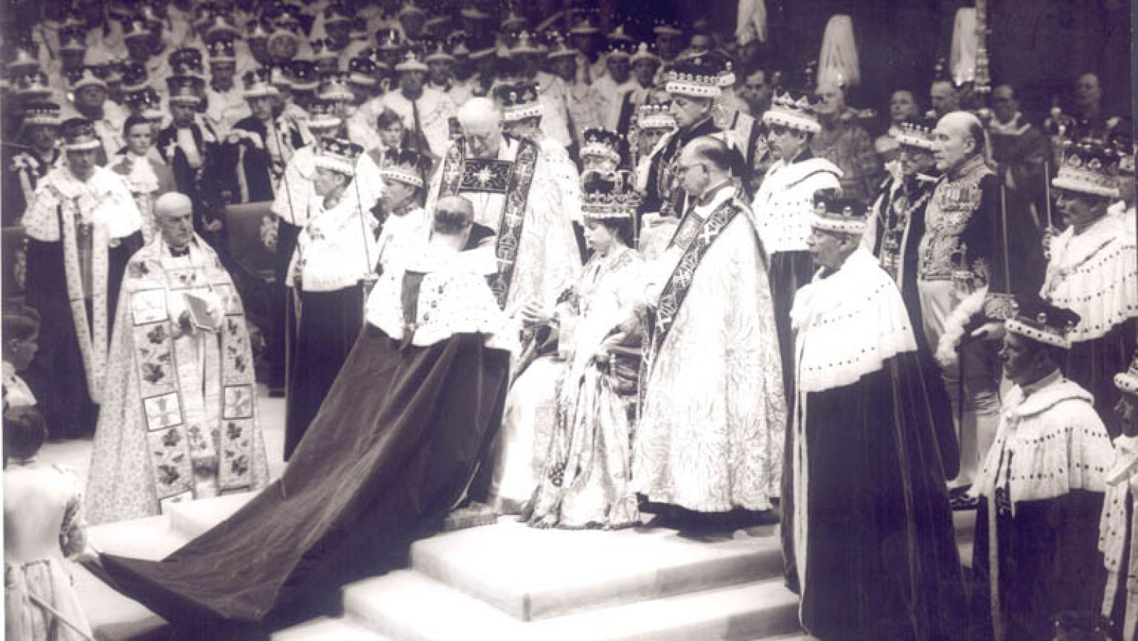 La gran mayoría de los británicos no recuerda otro jefe de estado que la reina