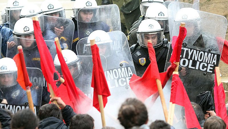 El gobierno de Papadimos pospone un acuerdo que rechaza casi el 80% de los griegos