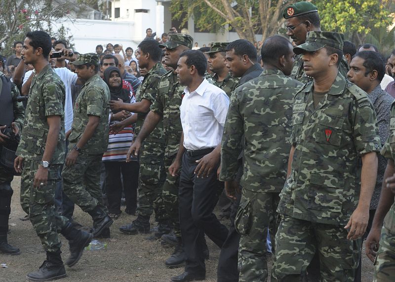 Dimite el presidente de Maldivas tras un golpe de Estado llevado a cabo por la Policía