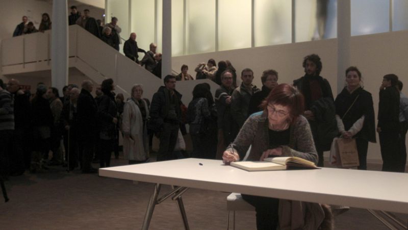 Miles de personas despiden a Tàpies en su fundación