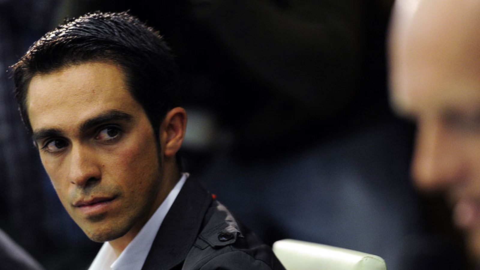 Alberto Contador ha expresado su opinión acerca de la sanción que le ha impuesto el TAS y ha asegurado que la considera "incomprensible". Además, ha indicado que seguirá en el mundo del ciclismo, al que volverá más fuerte y ha dejado abierta la posib