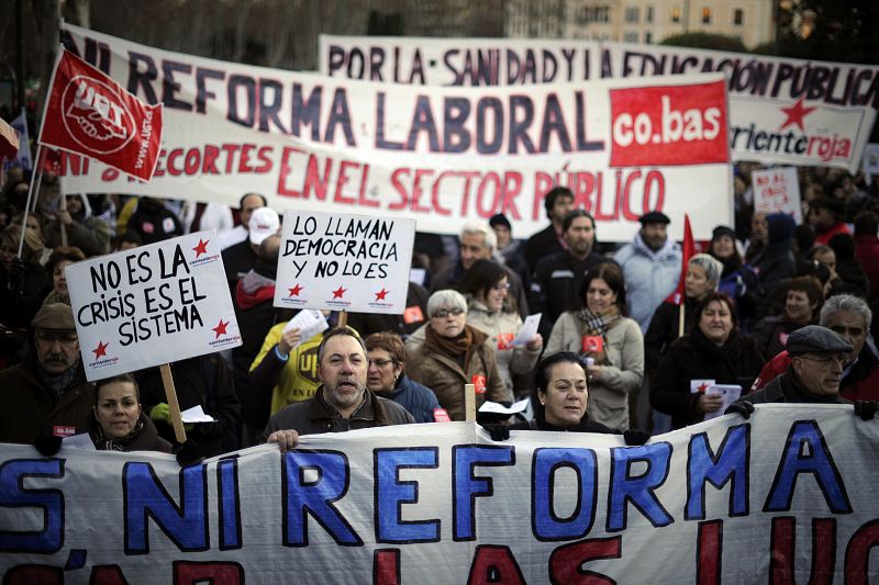 Miles de funcionarios salen a las calles de Madrid para protestar contra los recortes