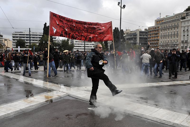 "¿Que cuánto cobro ahora? Ya no lo sé ni yo": el drama griego de los recortes de sueldos
