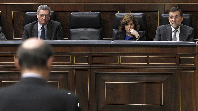 Rubalcaba recomienda cuidarse de los micrófonos a Rajoy, que rechaza sus "lecciones"