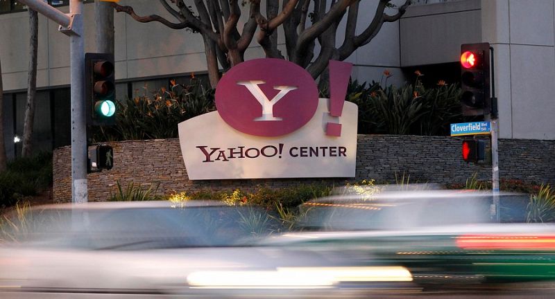 Roy Bostock, presidente de Yahoo, dimite