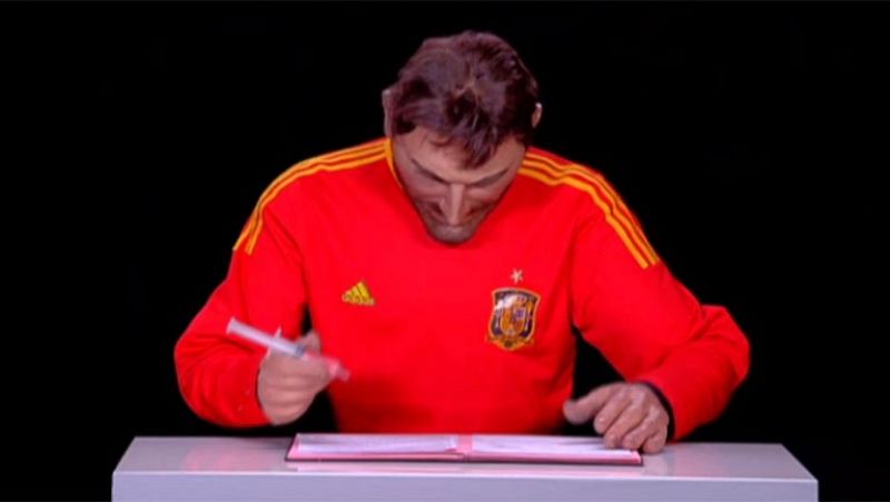 Casillas y Nadal firman con jeringuillas en los guiñoles