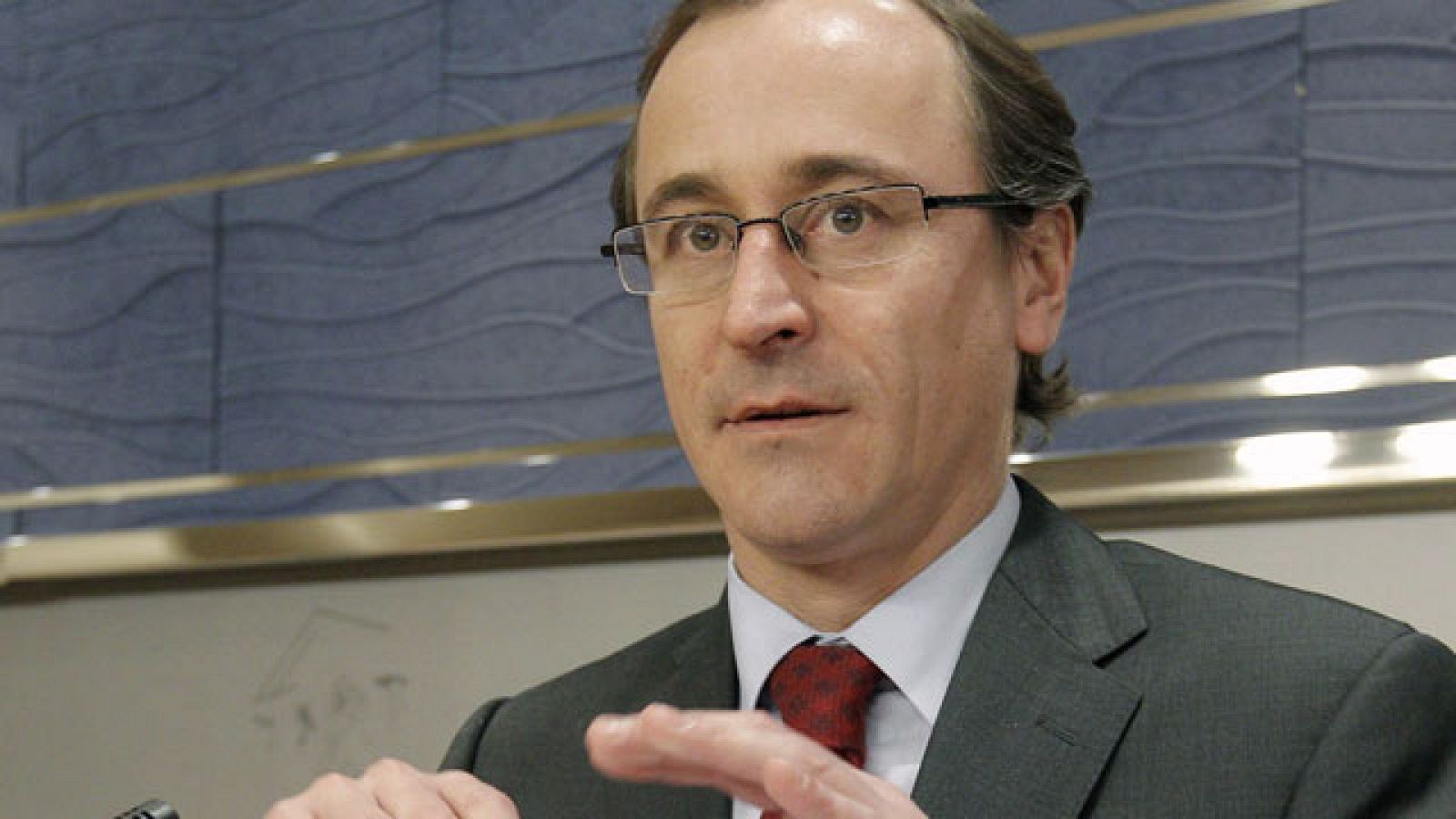 Alonso ve posible pactar la ley de estabilidad presupuestaria con el PSOE - Los desayunos | Ver