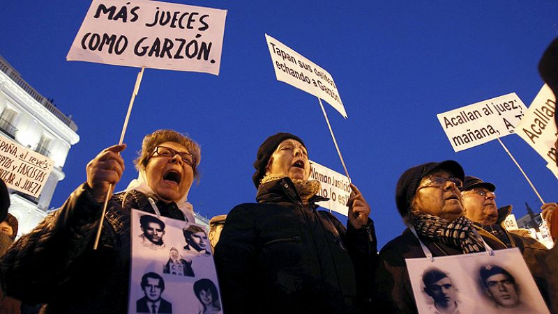 Gritos de "tenemos memoria, queremos justicia" en la concentración de apoyo a Garzón