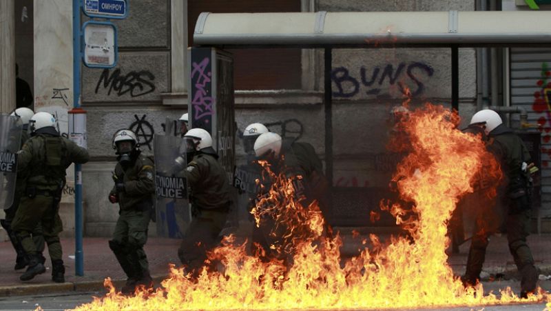 Violentos disturbios en Grecia en la manifestación contra los recortes de la 'troika'