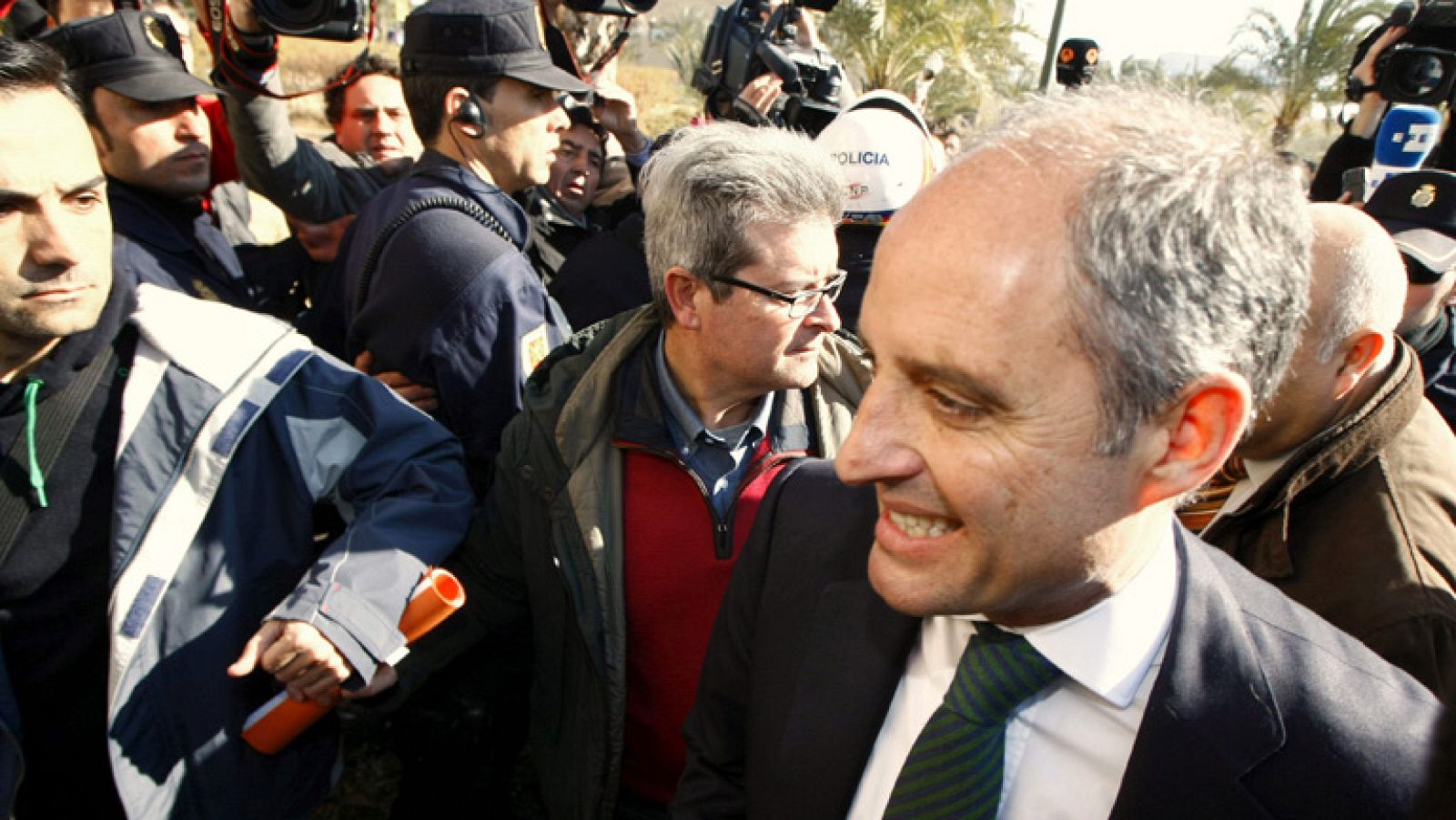 Francisco Camps defiende su tesis en la Universidad de Elche