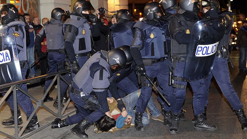 La Policía carga contra participantes de una protesta contra la reforma laboral en Madrid