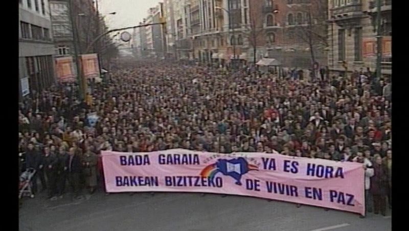 Cientos de personas participan en Bilbao en la última marcha de Gesto por la Paz