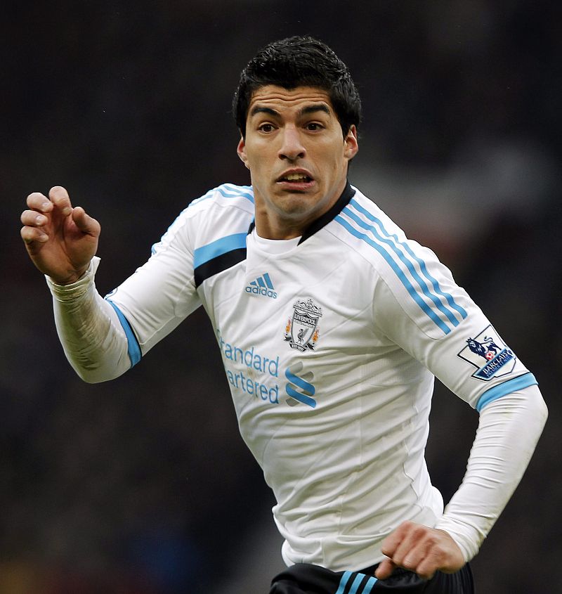 Suárez pide perdón por negarle el saludo a Evra