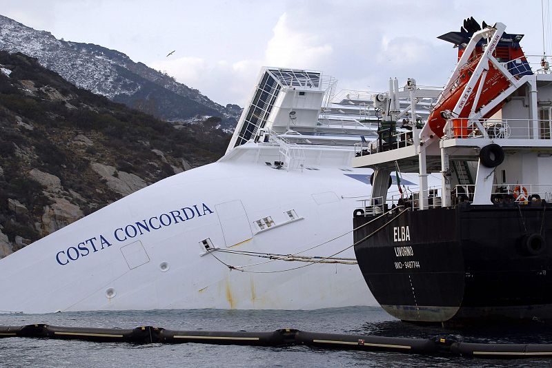 Comienzan a extraer el carburante del crucero naufragado Costa Concordia