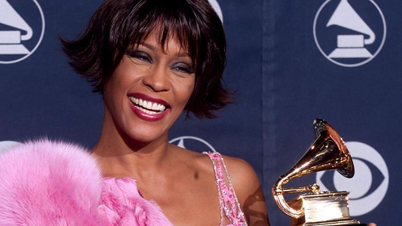 Whitney Houston fue hallada muerta en la bañera