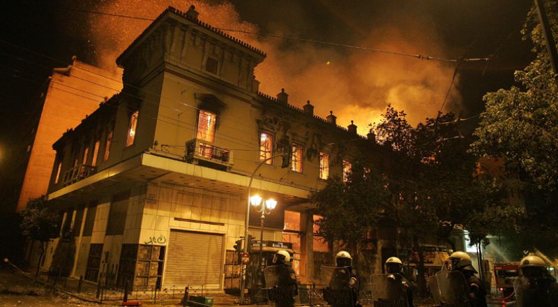 Atenas despierta entre las cenizas tras violentos disturbios contra los nuevos recortes
