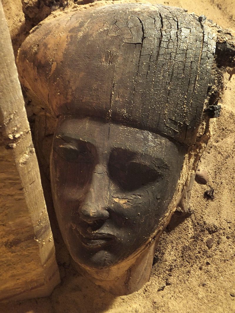 Arqueólogos españoles hallan una veintena de momias y un sarcófago en Egipto