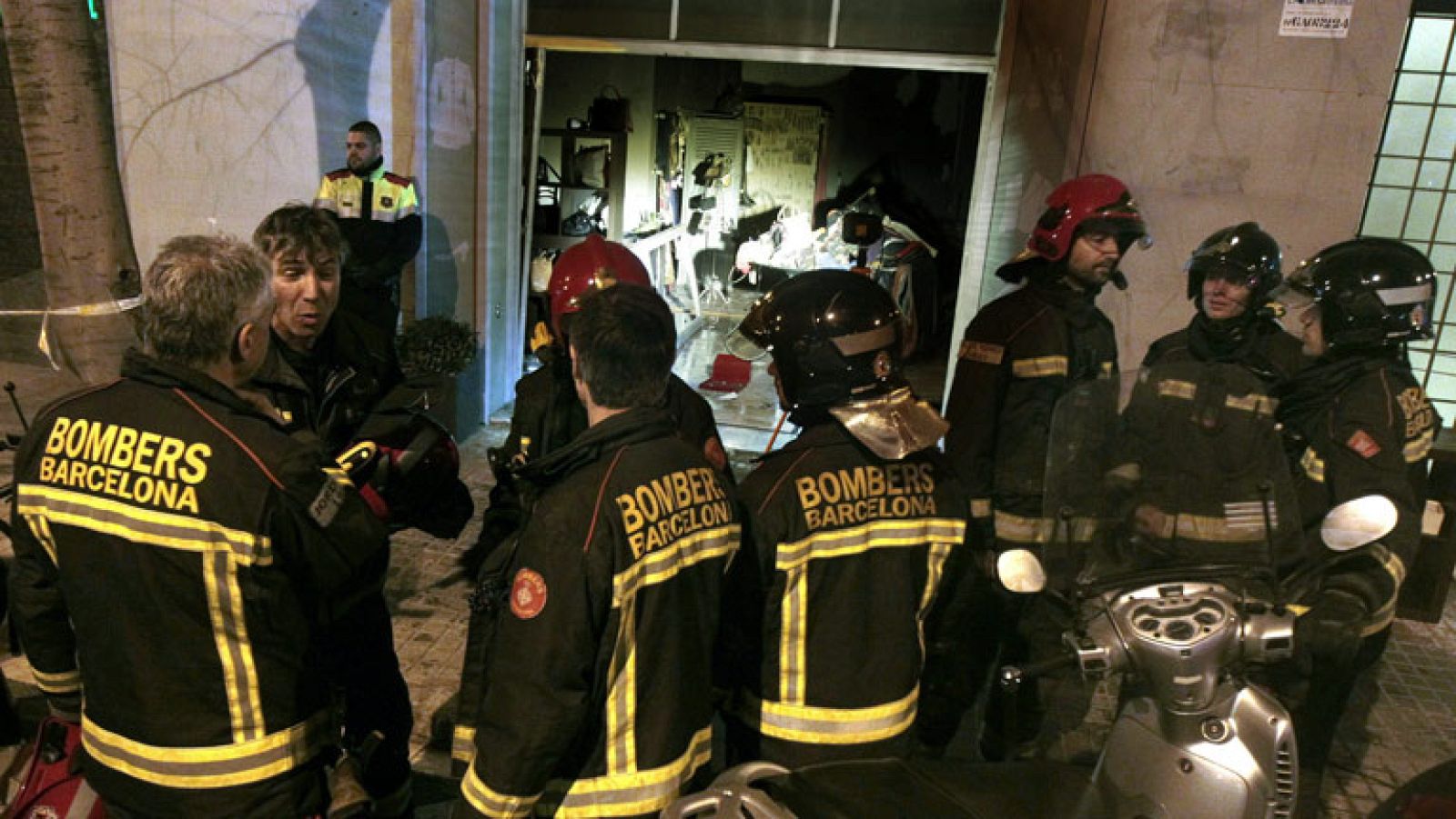 Primeras imágenes de la explosión de una tienda en Barcelona