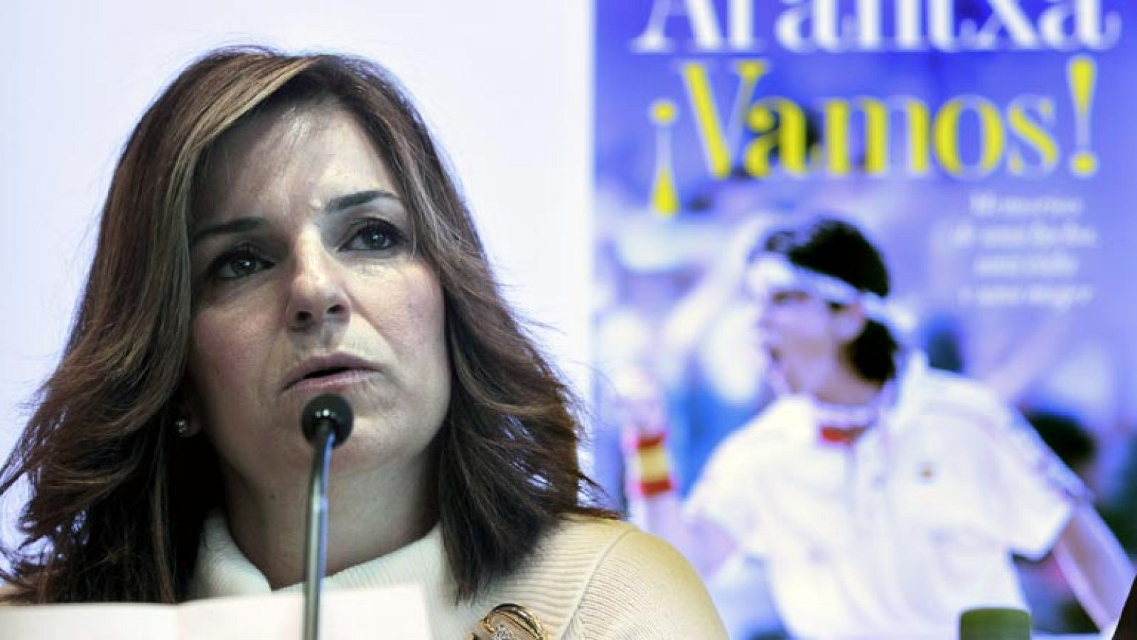 La ex tenista Arantxa Sánchez Vicario, actual capitana del equipo español de Copa Federación, ha presentado su biografía '¡Vamos!', en la que critica duramente a sus padres.