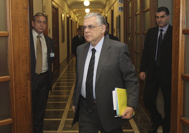 El Eurogrupo aplaza al lunes su decisión sobre el segundo rescate de Grecia