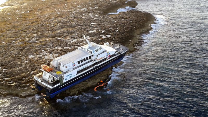 Baleària investiga el accidente del ferry encallado en un islote de Formentera, con un herido