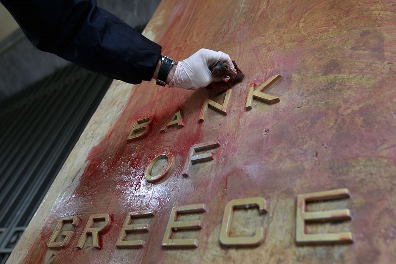 Grecia acuerda con la 'troika' el recorte de 325 millones adicionales para el segundo rescate