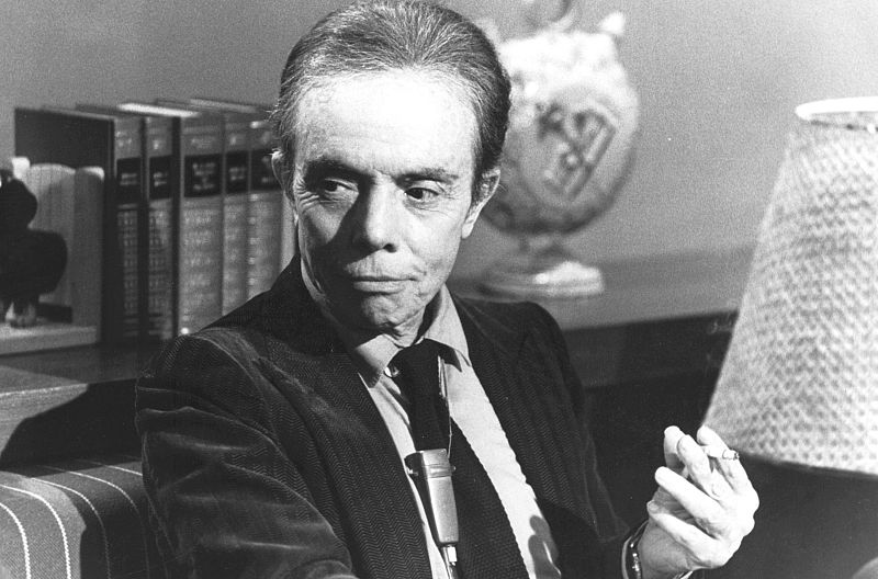 Y el personaje oculto es... el diseñador Manuel Pertegaz