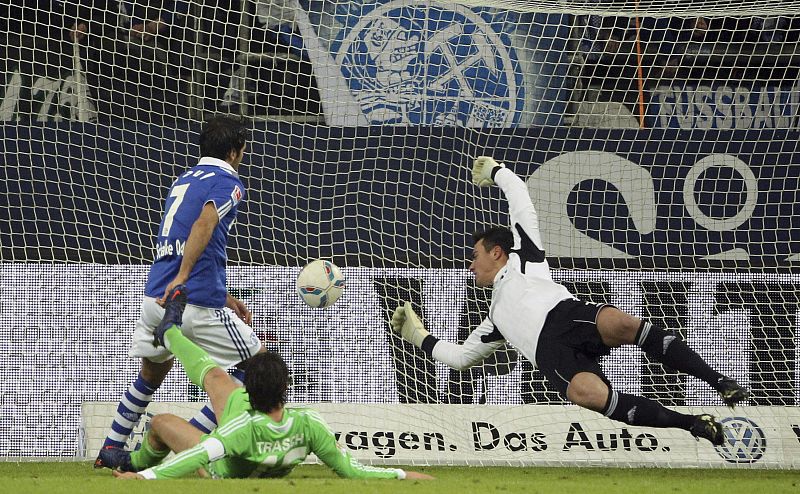 Raúl marca su gol 400 en la goleada del Schalke al Wolfsburgo
