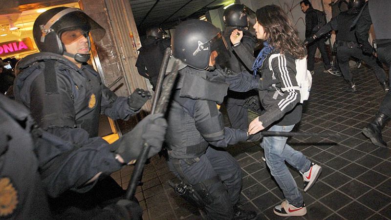 La cuarta jornada de protestas estudiantiles en Valencia se salda con cargas y 25 detenidos