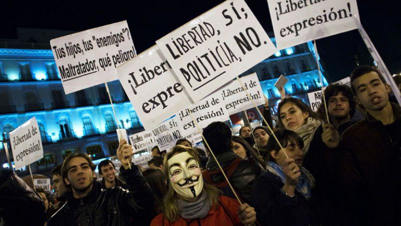 Miles de estudiantes se manifiestan pacíficamente en Valencia con los libros en alto