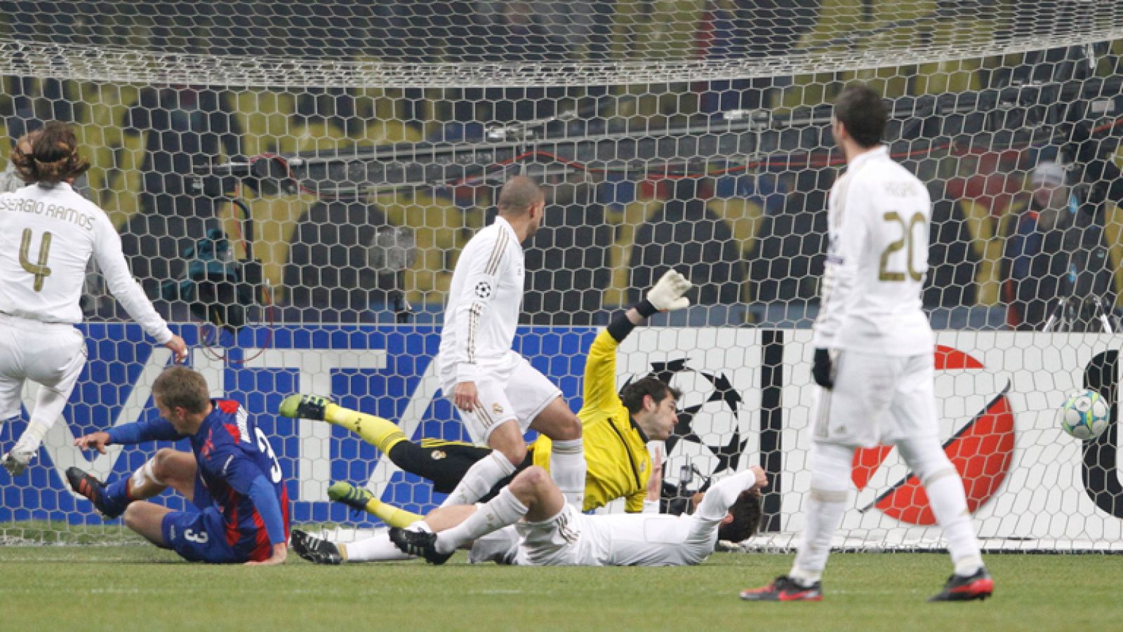 El Real Madrid se ha quedado sin la victoria en el último minuto y se ha tenido que conformar con el empate (1-1) ante el CSKA Moscú en el partido de ida de los octavos de final de la Liga de Campeones disputado bajo cero.