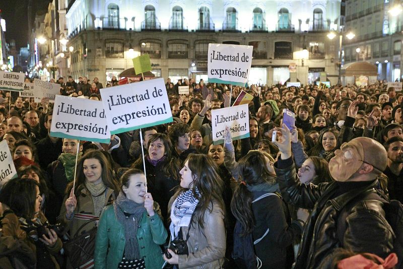 La protesta en Sol contra la actuación policial en Valencia termina en la sede del PP