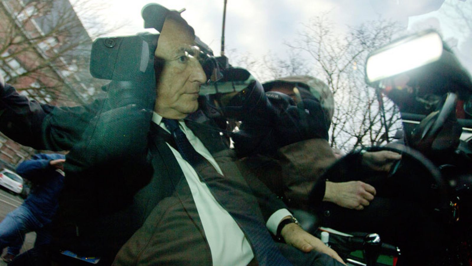 DSK pasa la noche en comisaría para continuar su interrogatorio sobre una red de prostitución